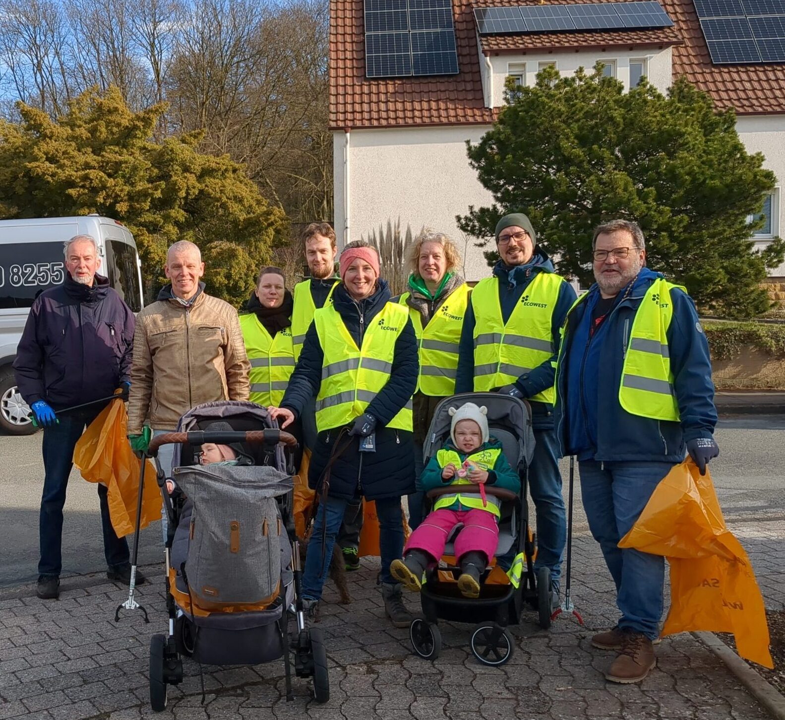 Mitglieder der Grünen Steinhagen und Angehörige mit Ausrüstung zum Müllsammeln